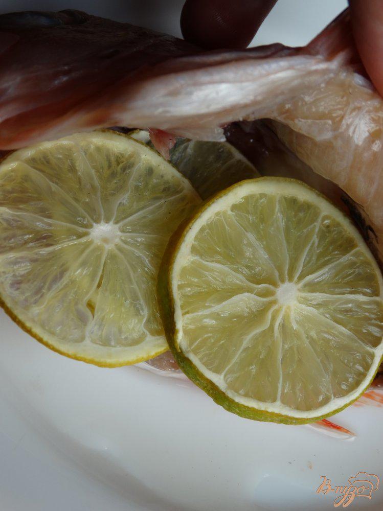 Фото приготовление рецепта: Морской окунь запеченный с грибами и лаймом шаг №2