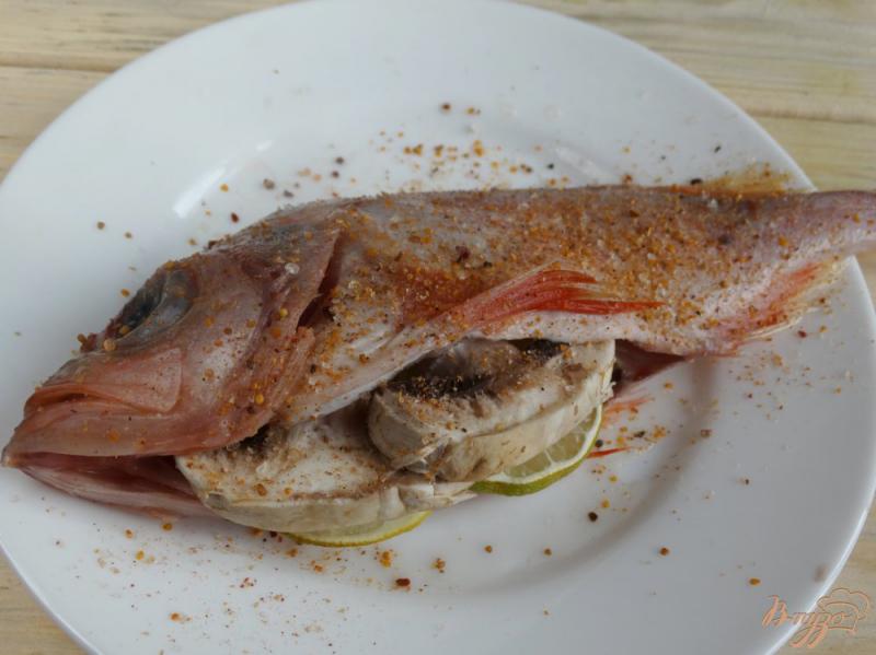 Фото приготовление рецепта: Морской окунь запеченный с грибами и лаймом шаг №4