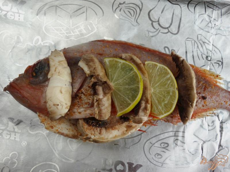 Фото приготовление рецепта: Морской окунь запеченный с грибами и лаймом шаг №5