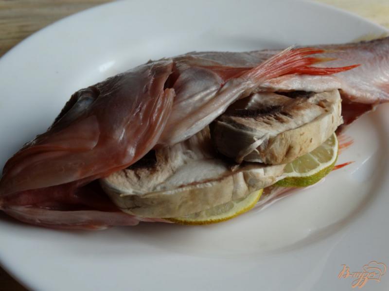 Фото приготовление рецепта: Морской окунь запеченный с грибами и лаймом шаг №3