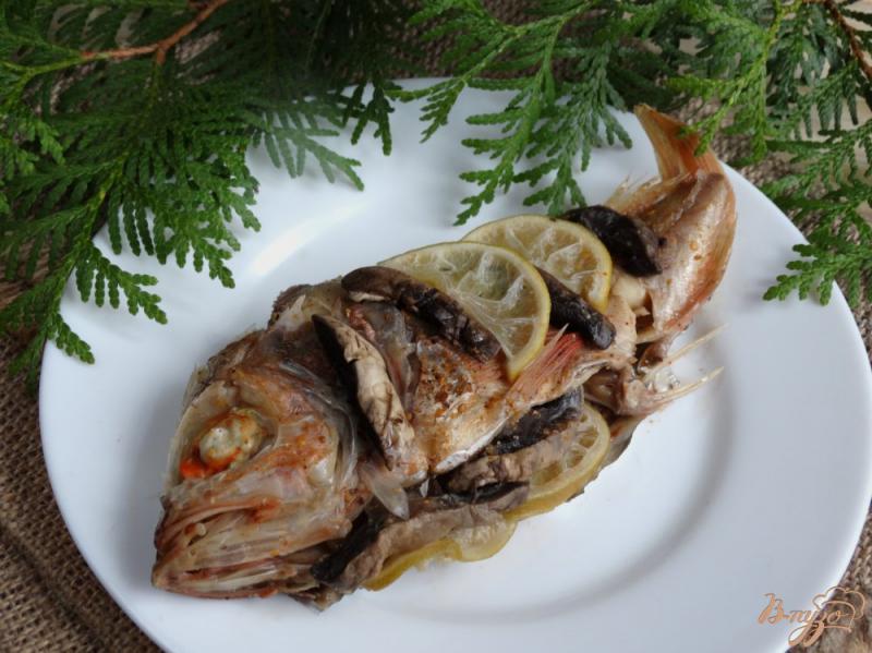 Фото приготовление рецепта: Морской окунь запеченный с грибами и лаймом шаг №6