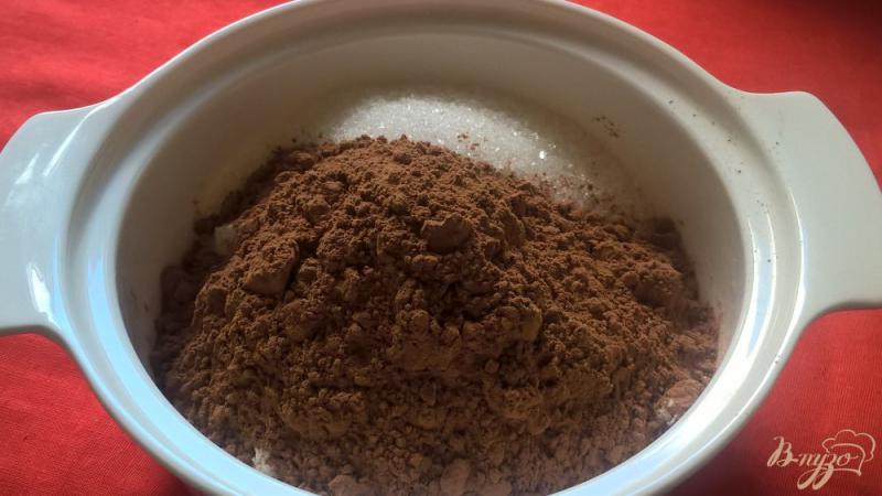 Фото приготовление рецепта: Шоколадно-малиновый кекс в микроволновке шаг №2