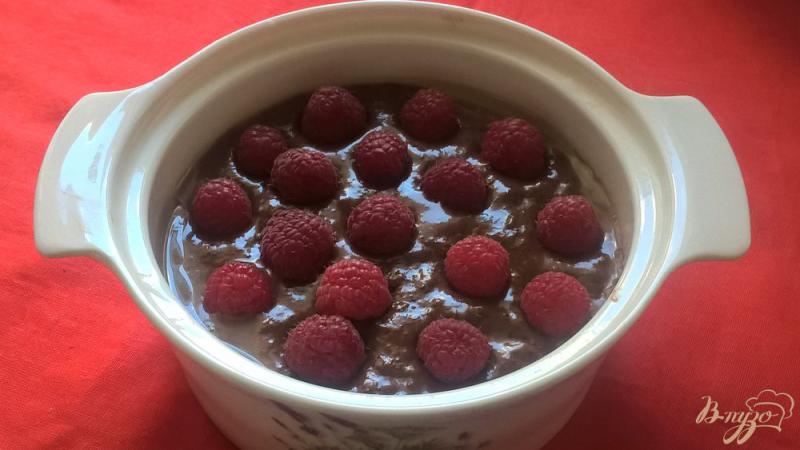 Фото приготовление рецепта: Шоколадно-малиновый кекс в микроволновке шаг №5