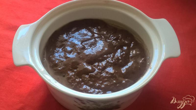 Фото приготовление рецепта: Шоколадно-малиновый кекс в микроволновке шаг №4