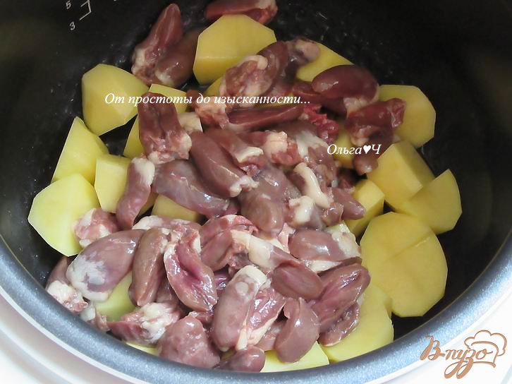 Фото приготовление рецепта: Куриные сердечки с картофелем (в мультиварке) шаг №1
