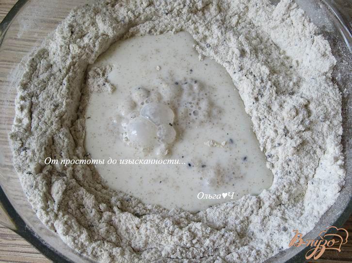 Фото приготовление рецепта: Темный хлеб с кунжутом и кориандром шаг №3