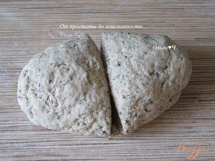 Фото приготовление рецепта: Темный хлеб с кунжутом и кориандром шаг №4