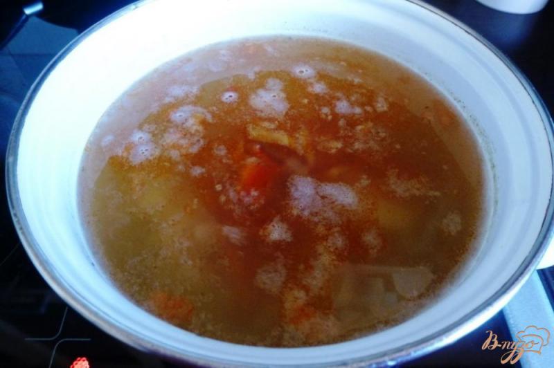 Фото приготовление рецепта: Суп со скумбрией и пшеном шаг №4