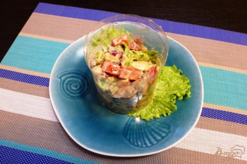 Фото приготовление рецепта: Салат с авокадо и морским коктейлем шаг №4