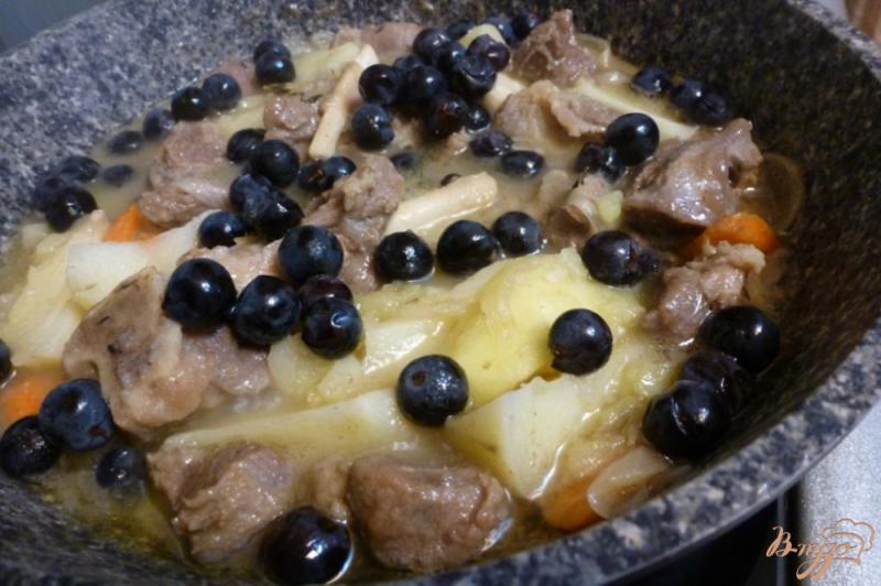 Фото приготовление рецепта: Баранина с картофелем и виноградом шаг №3