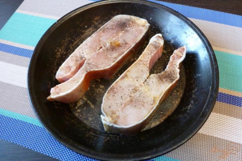 Фото приготовление рецепта: Красная рыба под овощами в духовке шаг №5
