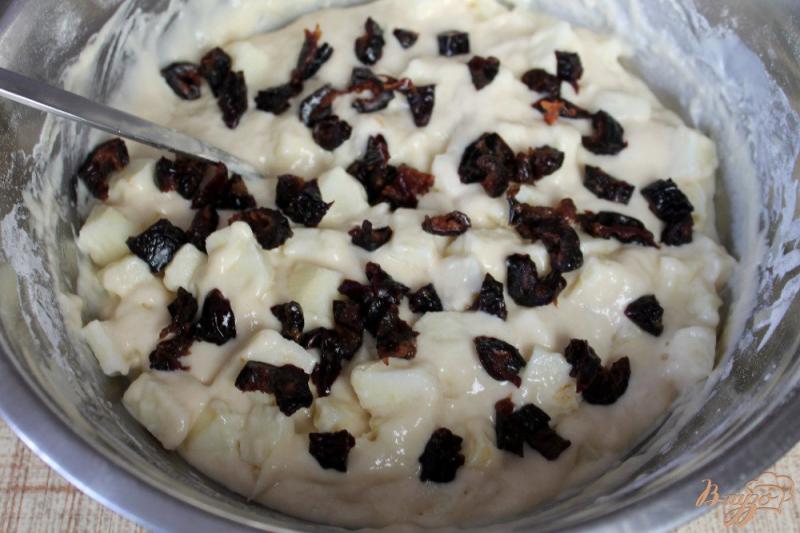 Фото приготовление рецепта: Пирог на сметане с яблоками и черносливом шаг №5