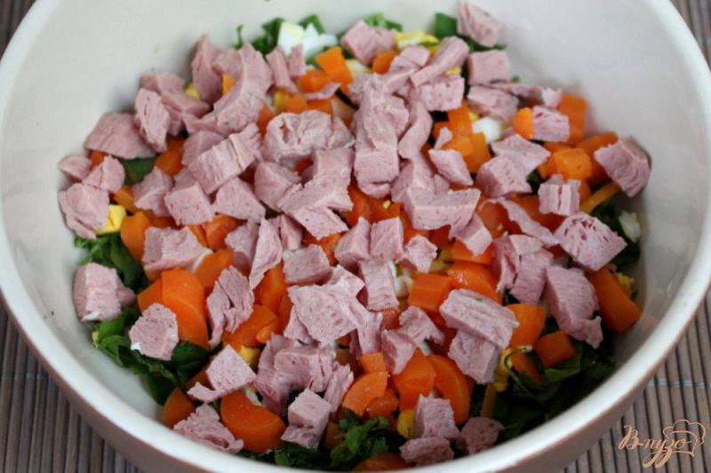 Фото приготовление рецепта: Салат с колбасой, рукколой и яйцом шаг №4