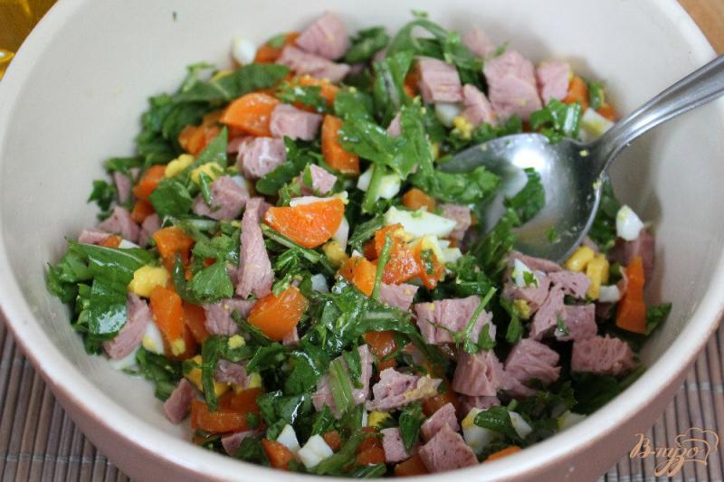 Фото приготовление рецепта: Салат с колбасой, рукколой и яйцом шаг №5