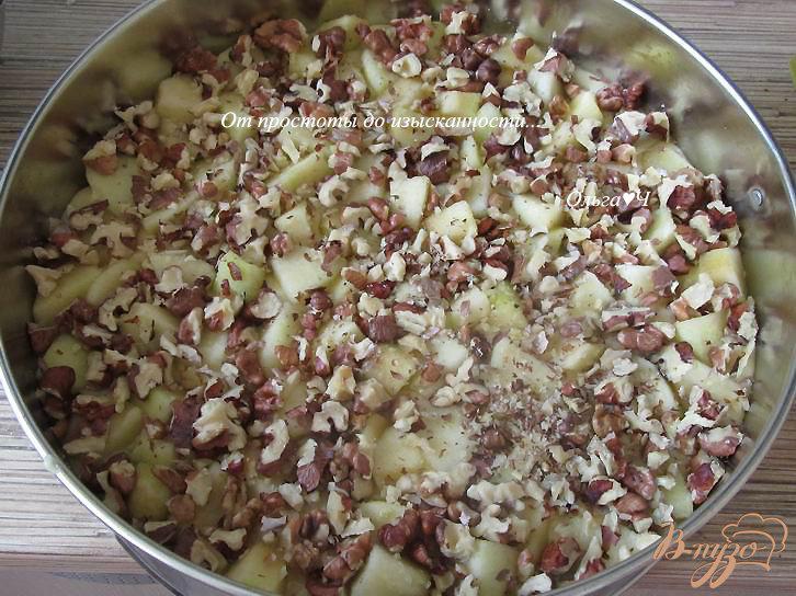 Фото приготовление рецепта: Яблочный пирог с орехами шаг №5