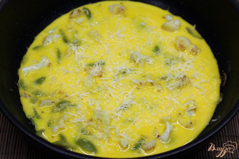 Фото приготовление рецепта: Омлет с цветной капустой и солеными оливками шаг №5