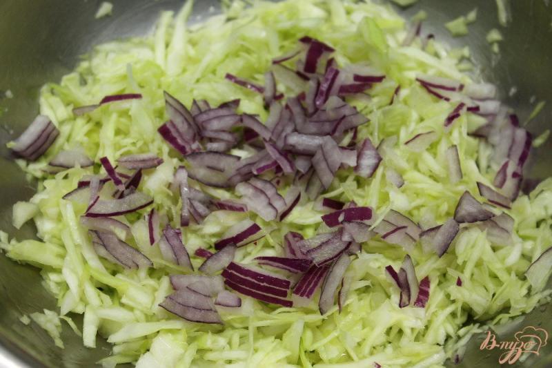 Фото приготовление рецепта: Салат из капусты с солеными грибами и красным луком шаг №2