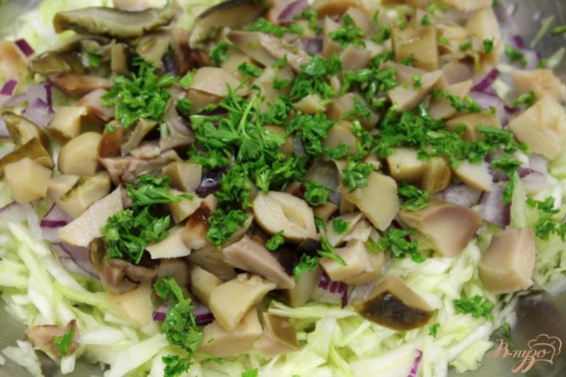 Фото приготовление рецепта: Салат из капусты с солеными грибами и красным луком шаг №4
