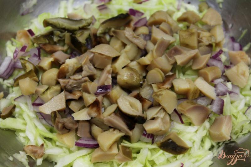 Фото приготовление рецепта: Салат из капусты с солеными грибами и красным луком шаг №3