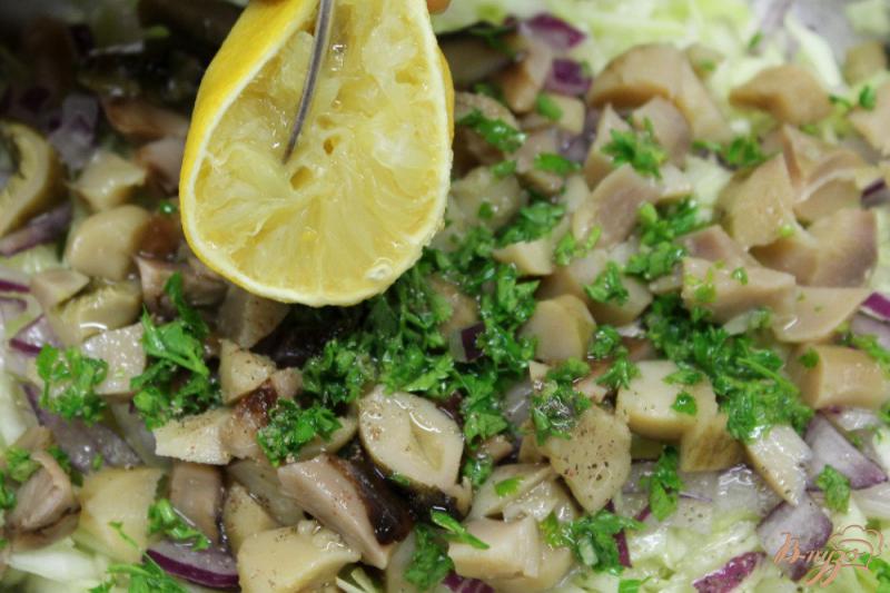 Фото приготовление рецепта: Салат из капусты с солеными грибами и красным луком шаг №5