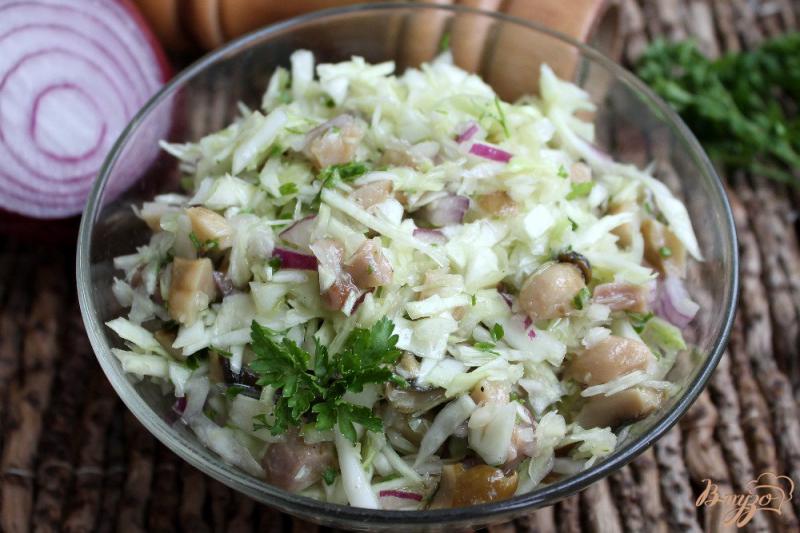 Фото приготовление рецепта: Салат из капусты с солеными грибами и красным луком шаг №6