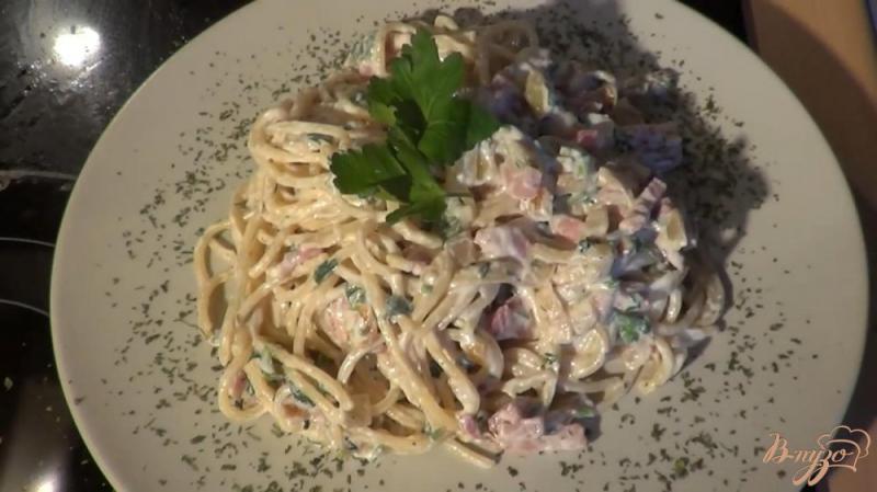 Фото приготовление рецепта: Спагетти с сыром рикотта и беконным соусом шаг №9