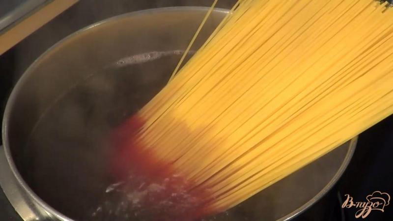 Фото приготовление рецепта: Спагетти с красным вином шаг №2