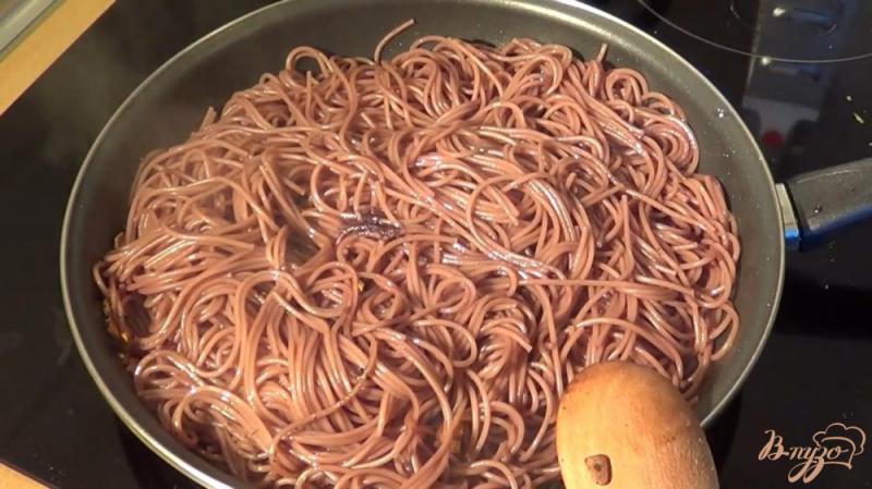 Фото приготовление рецепта: Спагетти с красным вином шаг №7