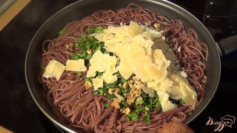 Фото приготовление рецепта: Спагетти с красным вином шаг №10