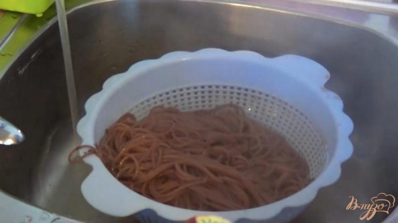 Фото приготовление рецепта: Спагетти с красным вином шаг №4
