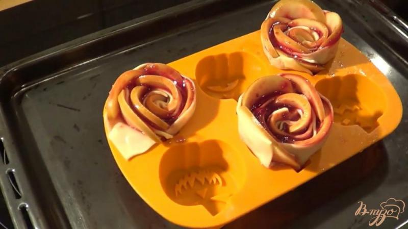 Фото приготовление рецепта: Яблочные розы из слоеного теста шаг №10