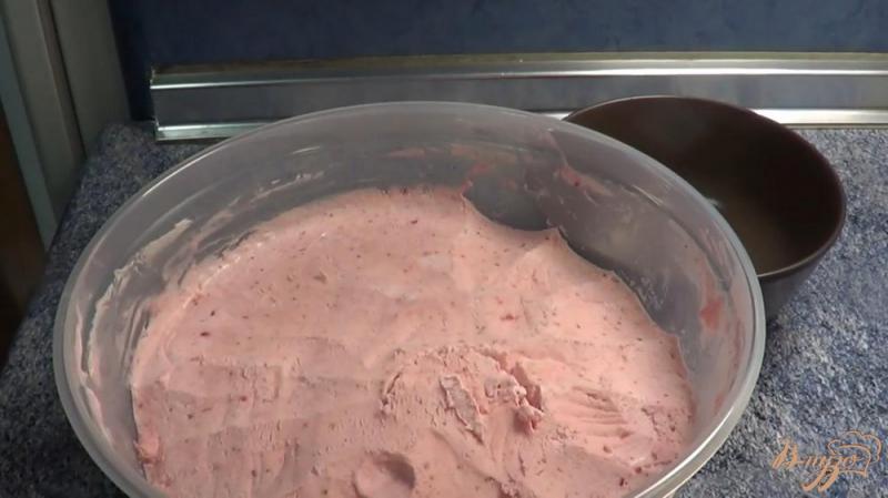 Фото приготовление рецепта: Домашнее мороженое из трёх ингредиентов шаг №7