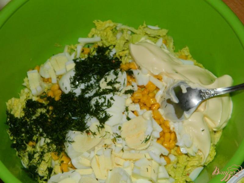 Фото приготовление рецепта: Салат с кукурузой и пекинской капустой шаг №4