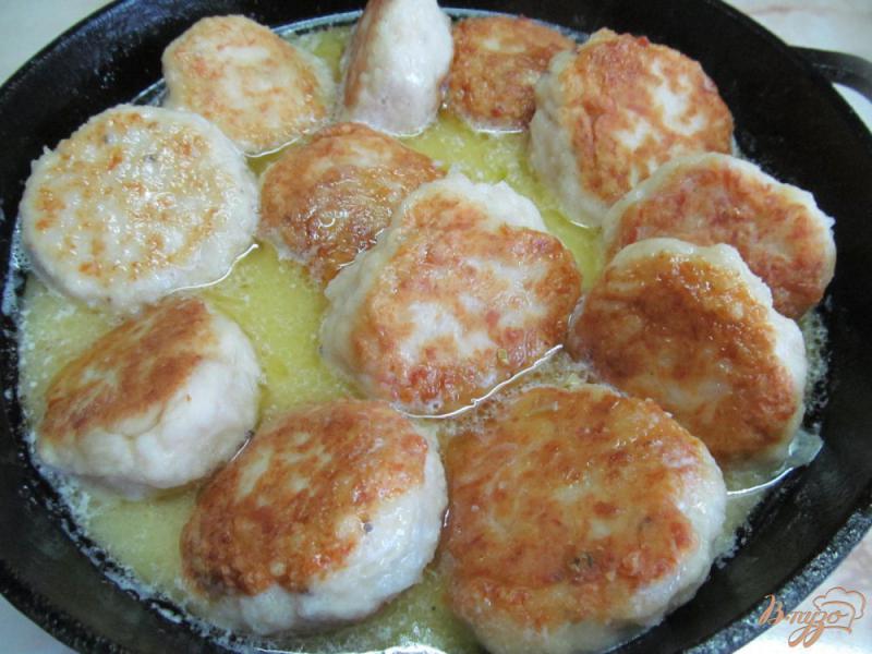 Фото приготовление рецепта: Куриные тефтели с сыром «янтарь» шаг №6