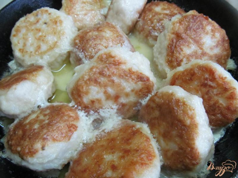 Фото приготовление рецепта: Куриные тефтели с сыром «янтарь» шаг №7