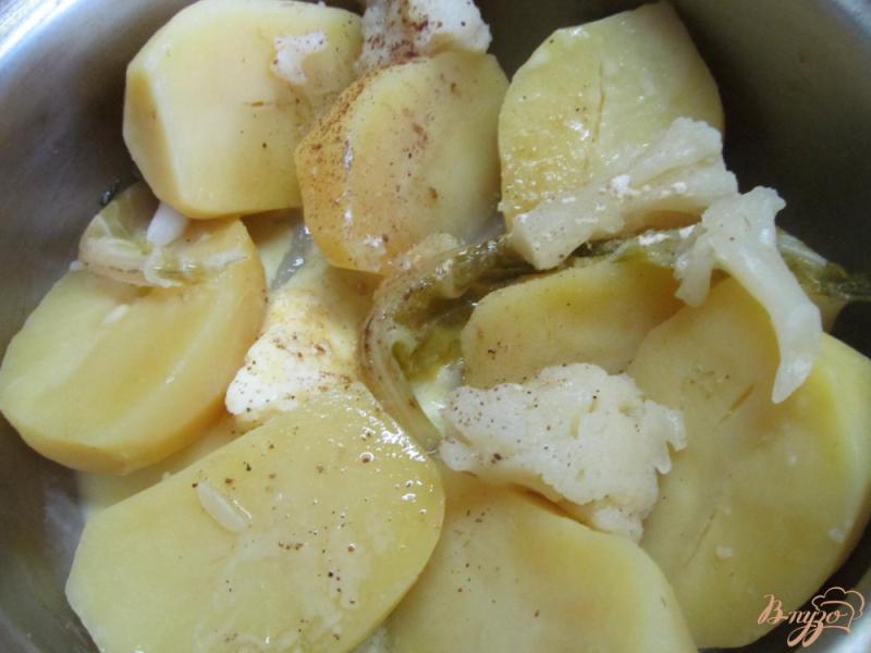 Фото приготовление рецепта: Картофельное пюре с цветной капустой шаг №3