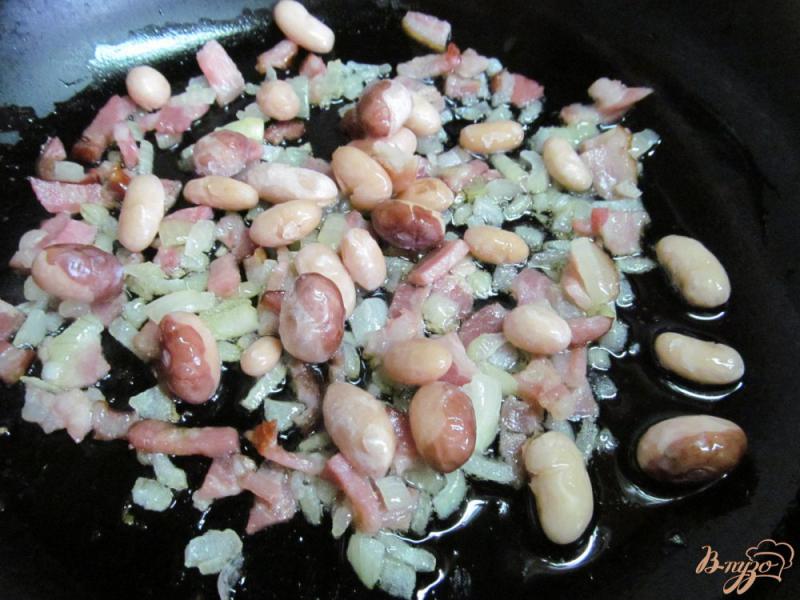 Фото приготовление рецепта: Яичница с беконом и фасолью шаг №2
