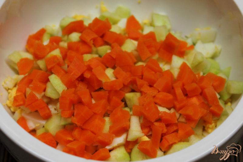 Фото приготовление рецепта: Салат с колбасой яйцом и яблоком шаг №4