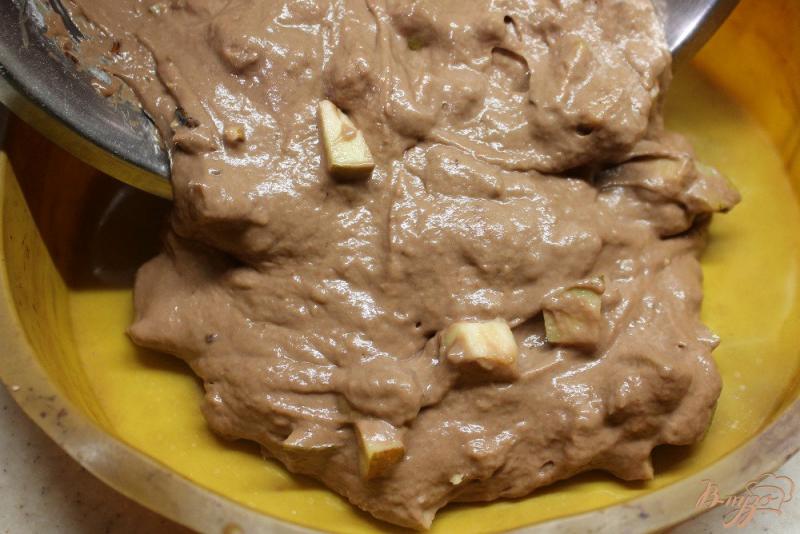 Фото приготовление рецепта: Шоколадный пирог с грушей и орехами шаг №7