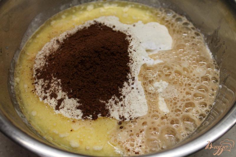 Фото приготовление рецепта: Шоколадный пирог с грушей и орехами шаг №5
