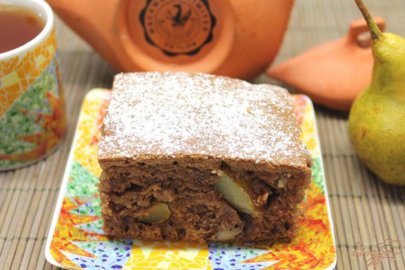 Фото приготовление рецепта: Шоколадный пирог с грушей и орехами шаг №8