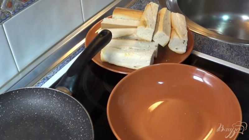 Фото приготовление рецепта: Французский тост с ванильным мороженым шаг №1