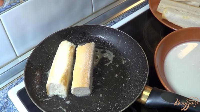 Фото приготовление рецепта: Французский тост с ванильным мороженым шаг №3