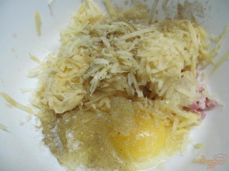 Фото приготовление рецепта: Картофельные котлеты с беконом и сыром шаг №2