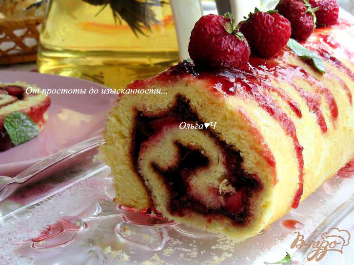 Фото приготовление рецепта: Бисквитный рулет с вишневым конфитюром и клубникой шаг №8