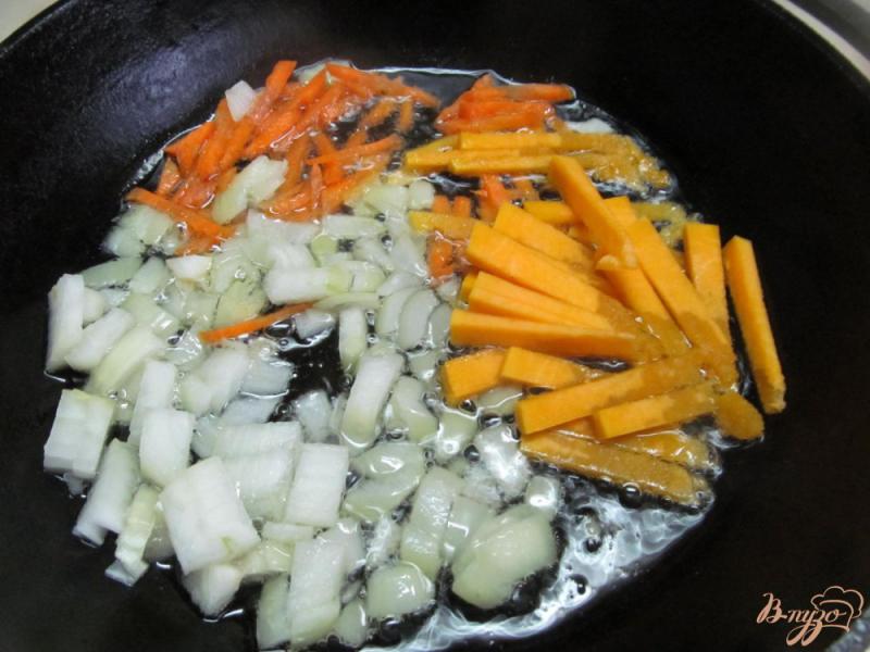 Фото приготовление рецепта: Тушенная капуста с картофелем и грибами шаг №1