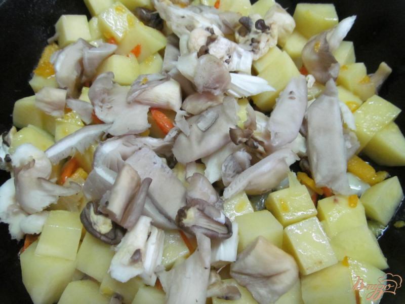 Фото приготовление рецепта: Тушенная капуста с картофелем и грибами шаг №3