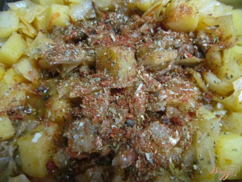 Фото приготовление рецепта: Тушенная капуста с картофелем и грибами шаг №6