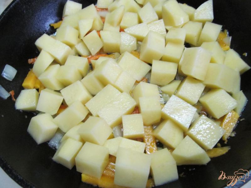 Фото приготовление рецепта: Тушенная капуста с картофелем и грибами шаг №2