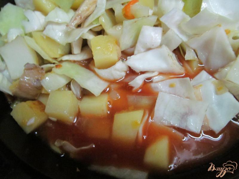 Фото приготовление рецепта: Тушенная капуста с картофелем и грибами шаг №5
